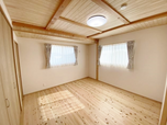 2階の床は杉で仕上げ、天井も杉の羽目板仕上げの心休まる空間です。